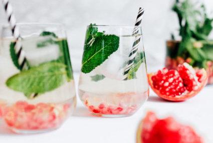 https://www.wellandgood.com/wp-content/uploads/2018/12/pomegranate-mint-water-425x285.jpg