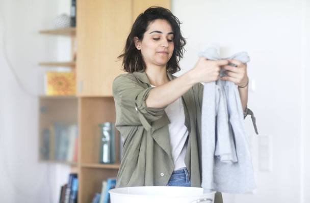 Your Laundry Detergent Is Probably Causing Breakouts, According to a Dermatologist