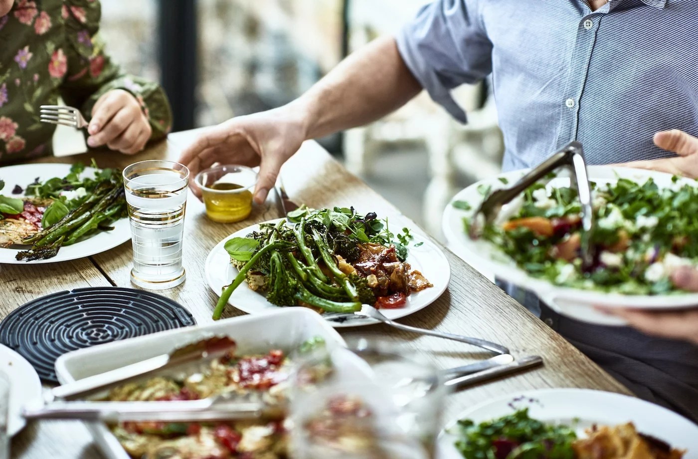 https://www.wellandgood.com/wp-content/uploads/2019/03/GettyImages-friends-eating-dinner-vegetables-10000Hours_falsexfalse_true_70.webp