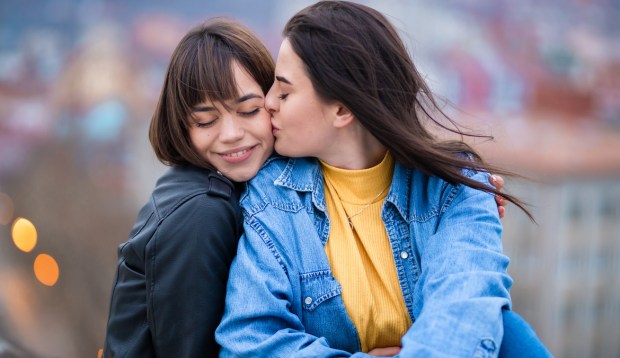 Why You Should (or Shouldn't) Kiss on a First Date, According to Experts