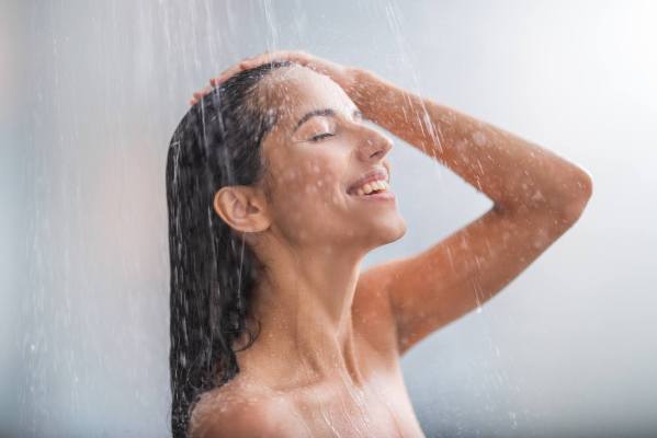 The 2-Minute Shower Routine That a Derm and Acupuncturist Say Will Jolt You Awake