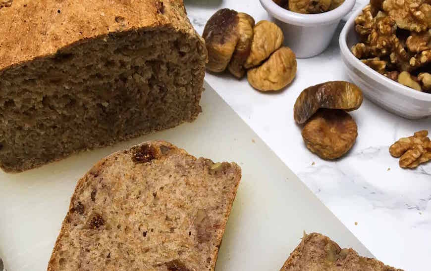 pane di noci e fichi