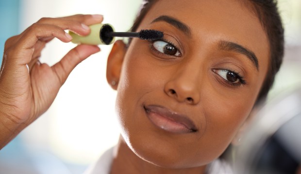 Steal a Makeup Artist’s Super-Simple Hack to Get Lashes to Fan Out and Look Full