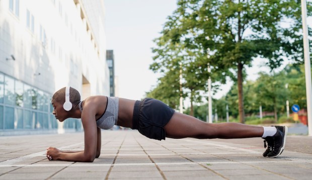 If You’re a Beginner, Here’s the Unintimidating Way To Work Up To Holding a Plank