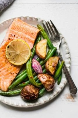 https://www.wellandgood.com/wp-content/uploads/2022/10/5-ingredient-sheet-pan-salmon-31-scaled-1-267x400_falsexfalse_true_70.webp