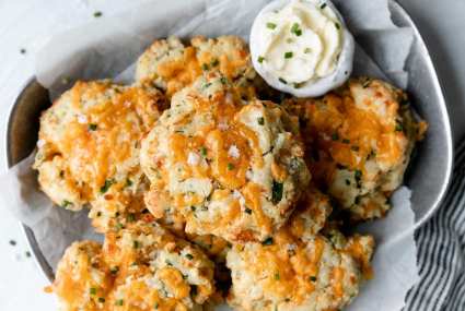 These RD-Approved Garlic Cheddar Biscuits Are the Coziest Winter Breakfast (and They Take 10 Minutes To Prep)