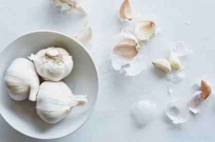 https://www.wellandgood.com/wp-content/uploads/2023/01/how-to-peel-garlic-in-the-microwave-425x285_418x276_true_70.webp