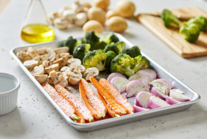 https://www.wellandgood.com/wp-content/uploads/2023/01/simple-meal-prep-ideas-veggies-on-a-sheet-pan-425x285.jpg