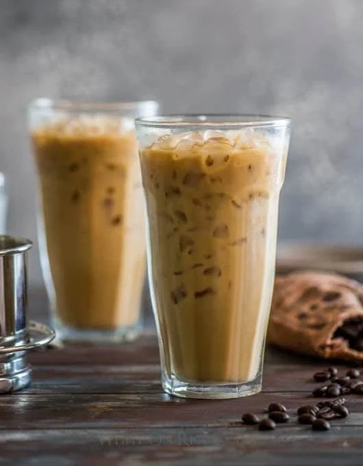 Café glacé vietnamien servi dans de grands verres remplis de glace