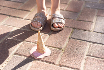 https://www.wellandgood.com/wp-content/uploads/2023/08/five-second-rule-ice-cream-on-floor-425x285.jpg