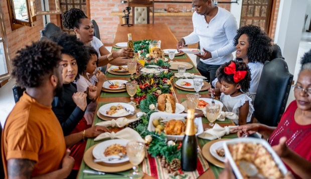 Visiting Your Family This Holiday Season? Learn How to Navigate Tough Topics and Diffuse Fights