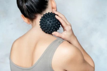 How to give yourself a neck and shoulder massage at home