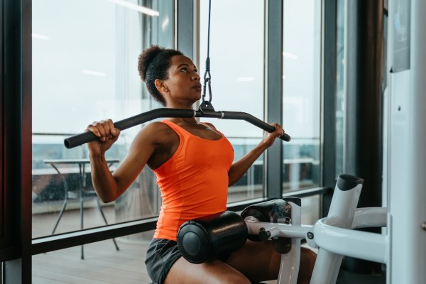 4 Lat Pulldown Alternatives You Can Do at Home—Because You Don't Need a Gym To...
