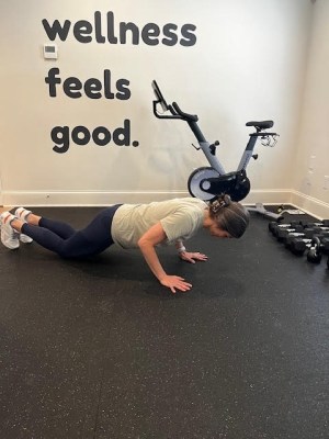 Physical therapist demonstrating eccentric push-up as best push-up alternative