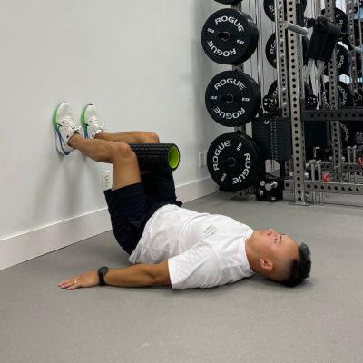 Physical therapist demonstrating foam roller hip shift