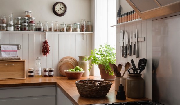 These 8 Feng Shui Tips Will Help Restore Calm to Your Kitchen This Year