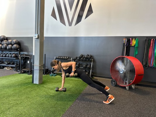 Personal trainer demonstrating renegade row 