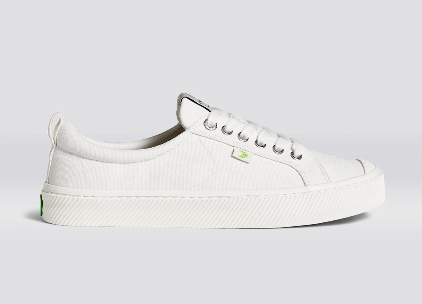 cariuma oca low canvas sneaker in white