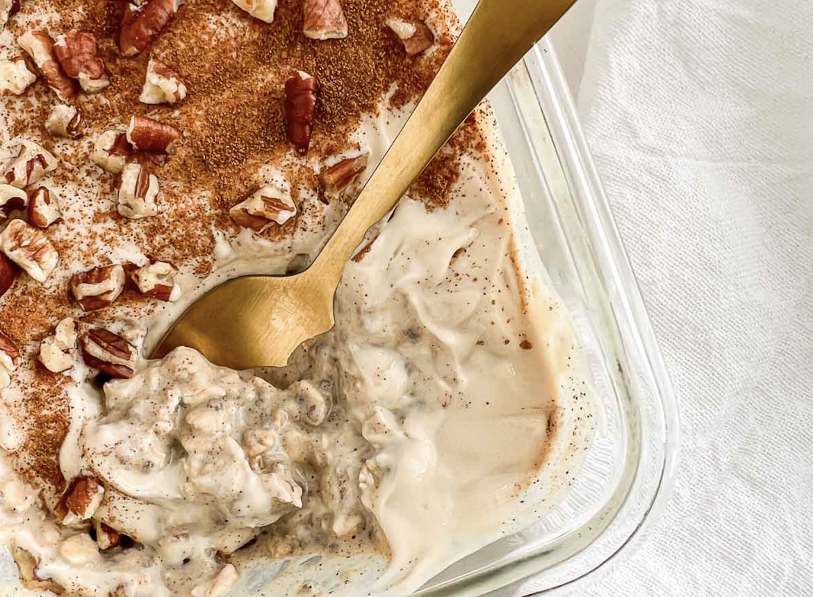 cinnamon roll overnight oats as high-protein breakfast meal prep idea